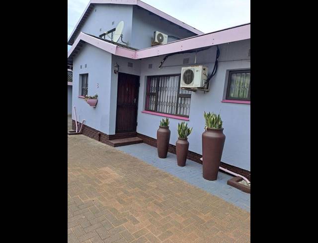 3 BEDROOM TOWNHOUSE FOR SALE IN UVONGO BEACH